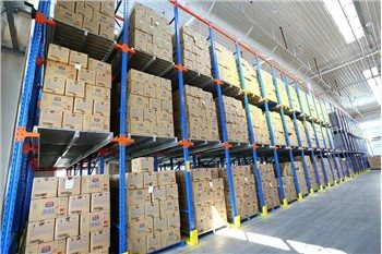 Jazdite v paletovom regáli